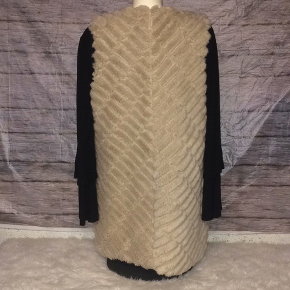 BKE Boutique Faux Fur Tunic Style Vest - Picture 7 of 10